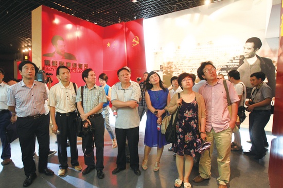 河南電視臺、河南人民廣播電臺、河南省詩歌學(xué)會的專家、詩人、記者等數(shù)十人赴蘭考焦裕祿紀(jì)念園采風(fēng)學(xué)習(xí)