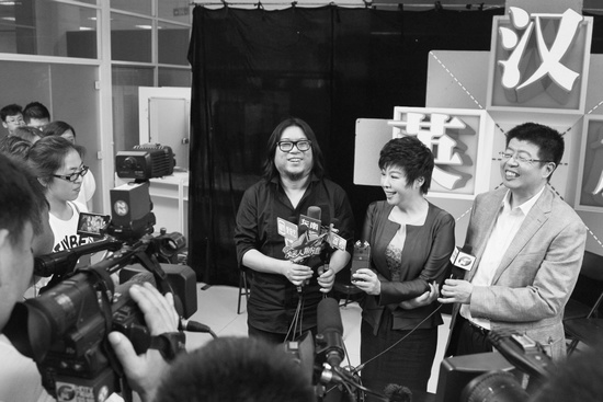 節(jié)目嘉賓高曉松、于丹、張頤武接受采訪