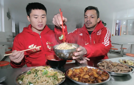 　約瑟夫一再表示食堂大師傅飯菜做得很好，他的筷子已經(jīng)用得很熟練了