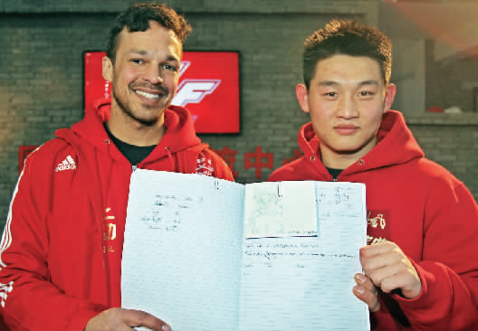 　　約瑟夫手繪了每個選手的肖像，認(rèn)認(rèn)真真地用字母拼寫出選手的中文名字附注?！翱?，這個是鄭召玉喲”