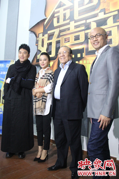 林依輪、李玲玉、楊洪基三位評(píng)委導(dǎo)師以及主持人孫國慶接受媒體采訪