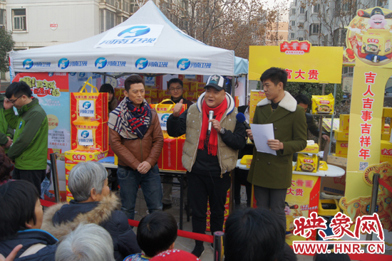 范軍、張竟達(dá)在社區(qū)與群眾親切互動(dòng)