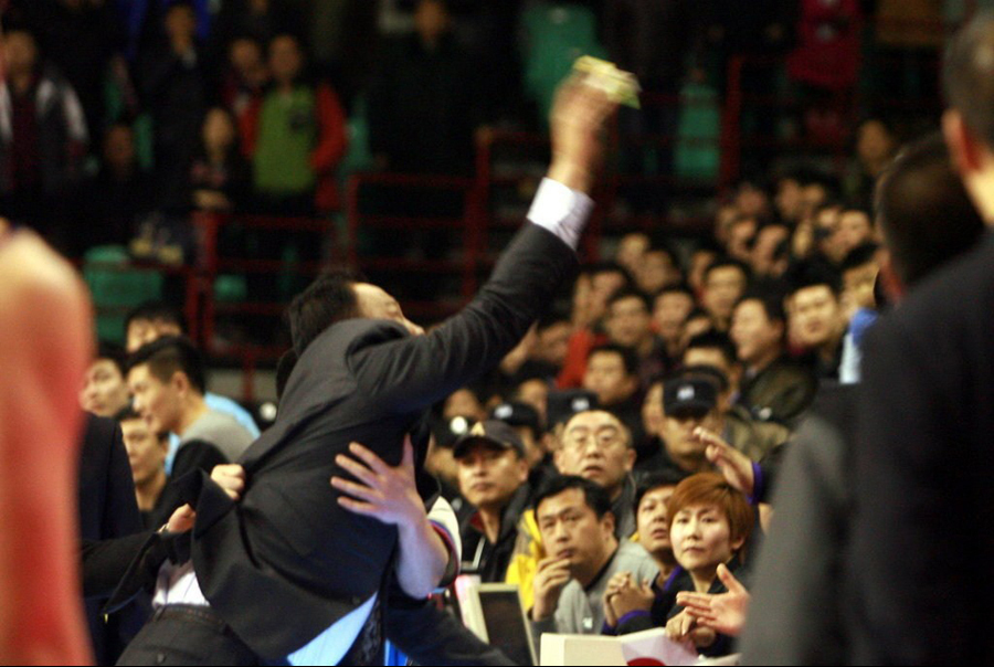 CBA新疆主帥怒砸球迷 CBA新疆主帥怒砸球迷