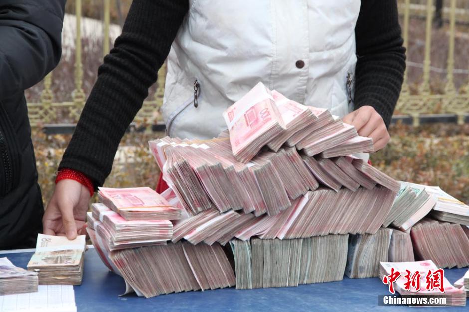 甘肅山村一支書發(fā)百萬(wàn)分紅現(xiàn)金 激勵(lì)全村農(nóng)民致富 甘肅山村一支書發(fā)百萬(wàn)分紅現(xiàn)金 激勵(lì)全村農(nóng)民致富