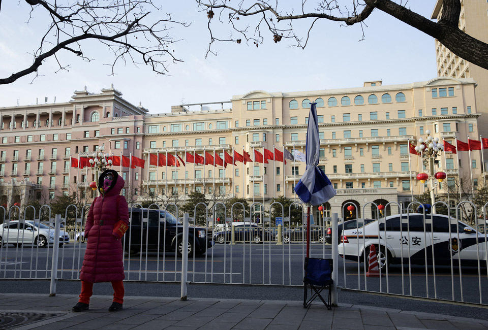 保衛(wèi)兩會(huì)的“紅袖章部隊(duì)” 保衛(wèi)兩會(huì)的“紅袖章部隊(duì)”