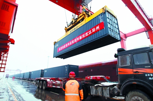 8日,帶回41集裝箱汽車原配件、動車高鐵鋼板、高檔飲料