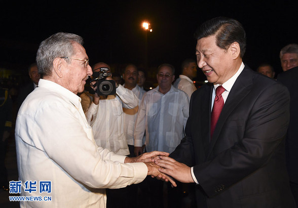 這是古巴國務(wù)委員會主席兼部長會議主席勞爾·卡斯特羅到機場為習(xí)近平送行。