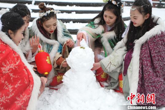 古裝美女雪中斗艷穿越古今玩“打雪仗、堆雪人”